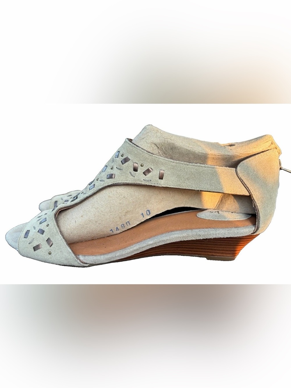 Clarks Artisan "Thimble Clover" Gray Suede Laser-Cut Wedge Sandal Size 10 new